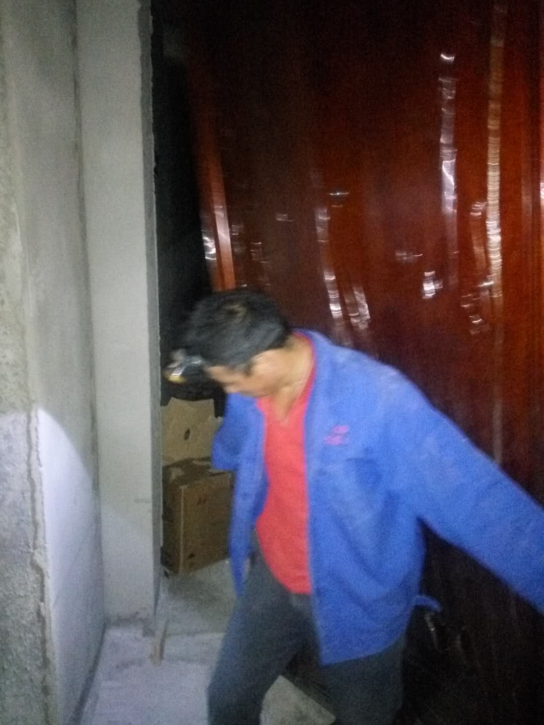 2018年5月8日晚上8點我們勤勞的工人師傅門還在加班干活