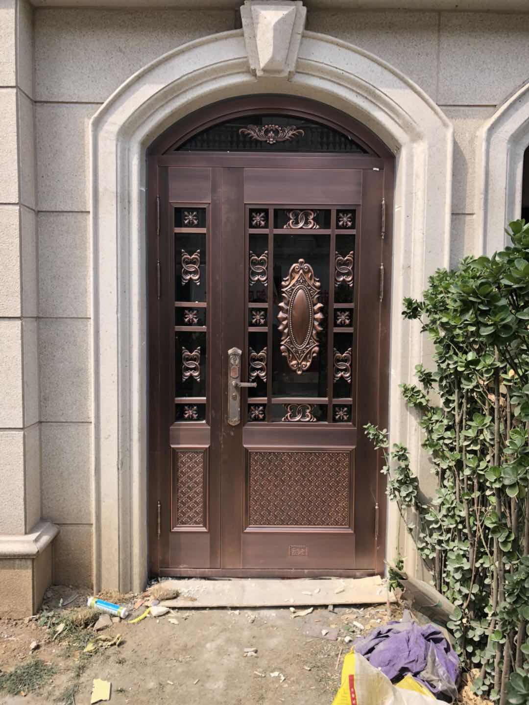 2020陽(yáng)光翡麗灣銅門(mén)安裝現(xiàn)場(chǎng)